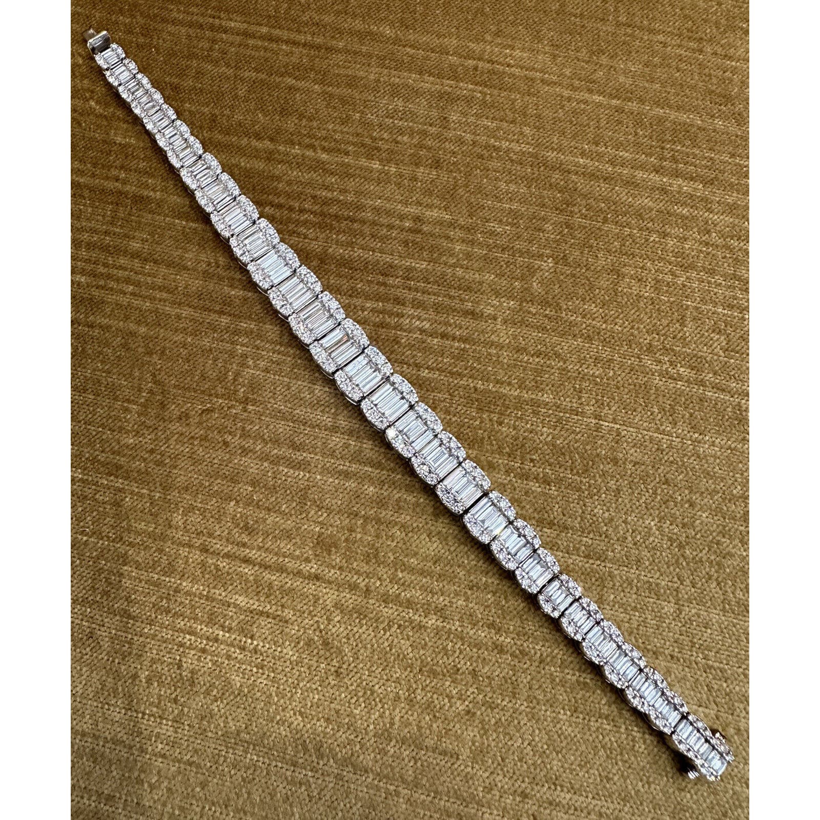 Graduated Illusion set Diamond Bracelet 15.10 cttw in 14k White Gold - CSSI
