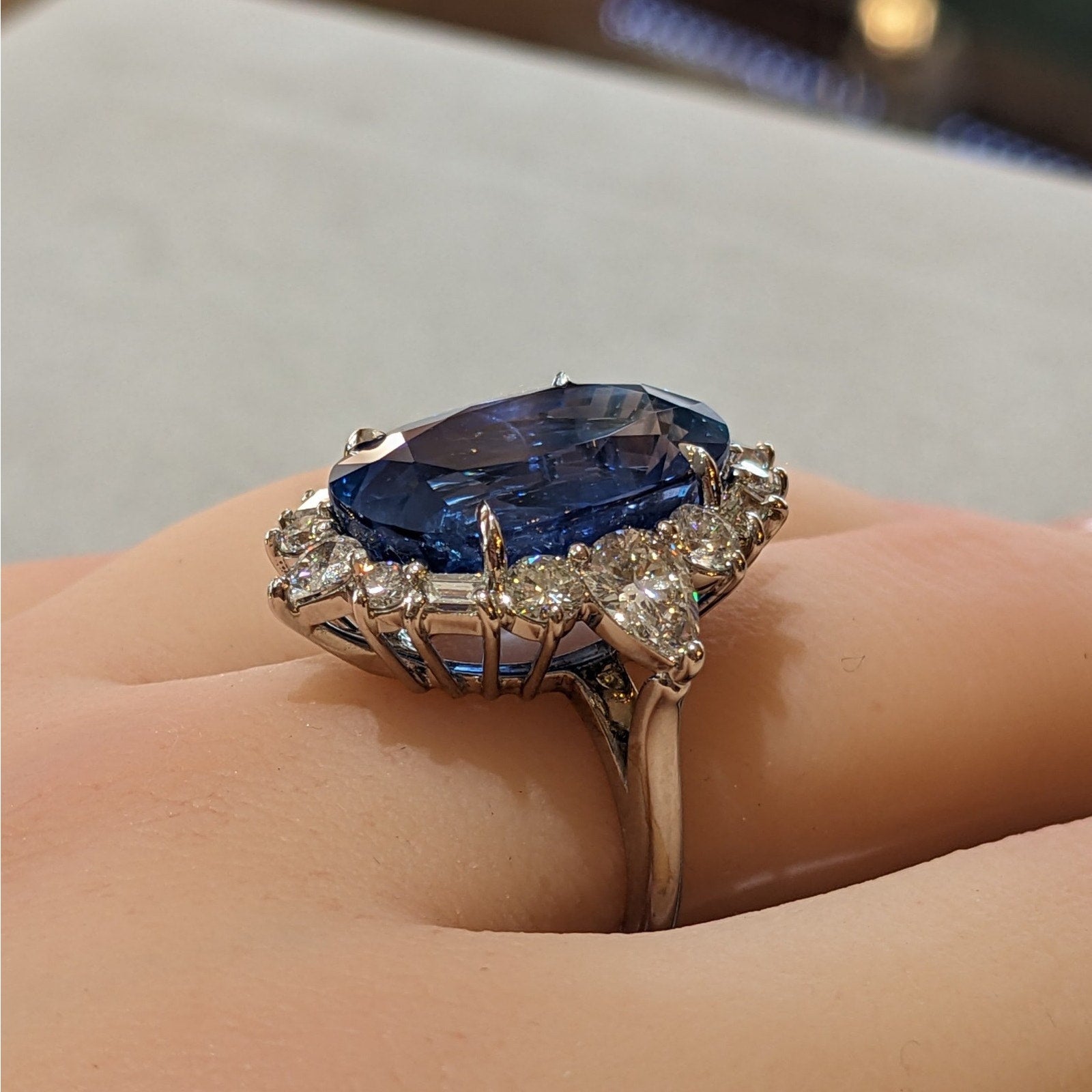 Certified Natural Oval Sapphire 19.17 ct and Diamond Ring in White Gold