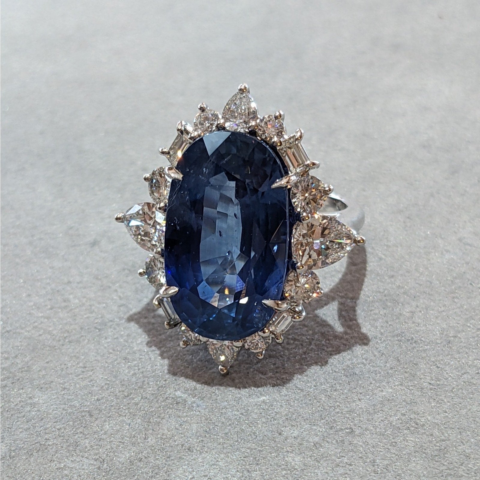 Certified Natural Oval Sapphire 19.17 ct and Diamond Ring in White Gold