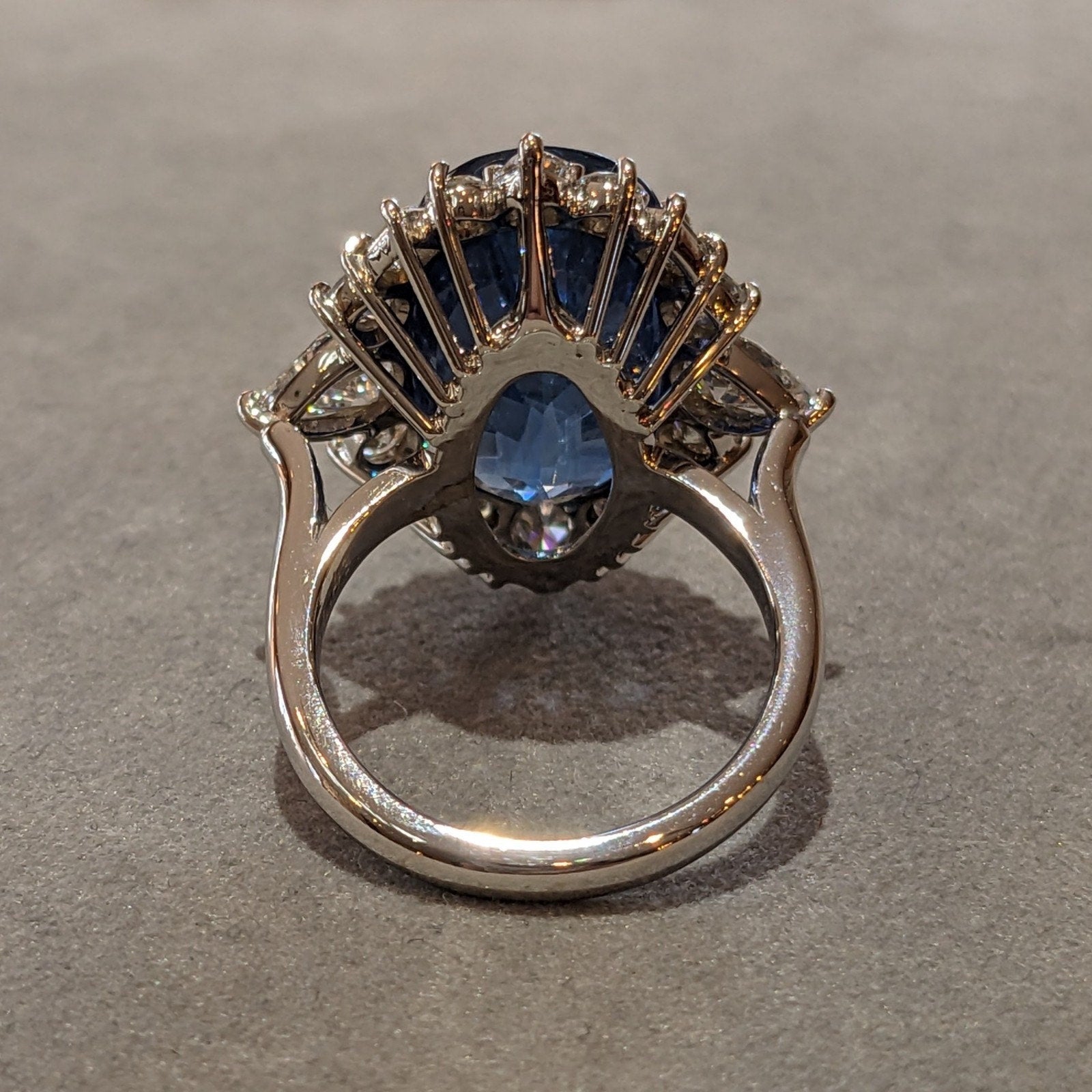 Certified Natural Oval Sapphire 19.17 ct and Diamond Ring in White Gold