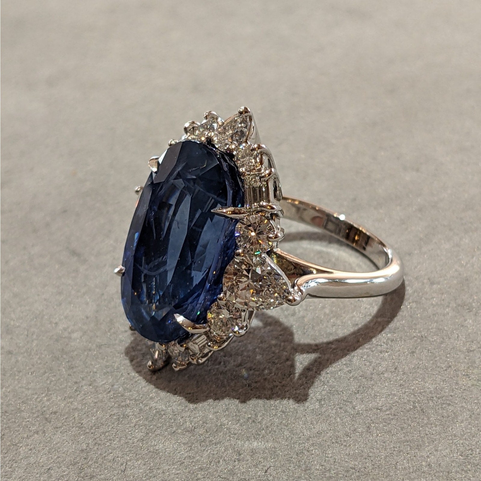 Certified Natural Oval Sapphire 19.17 ct and Diamond Ring in White Gold