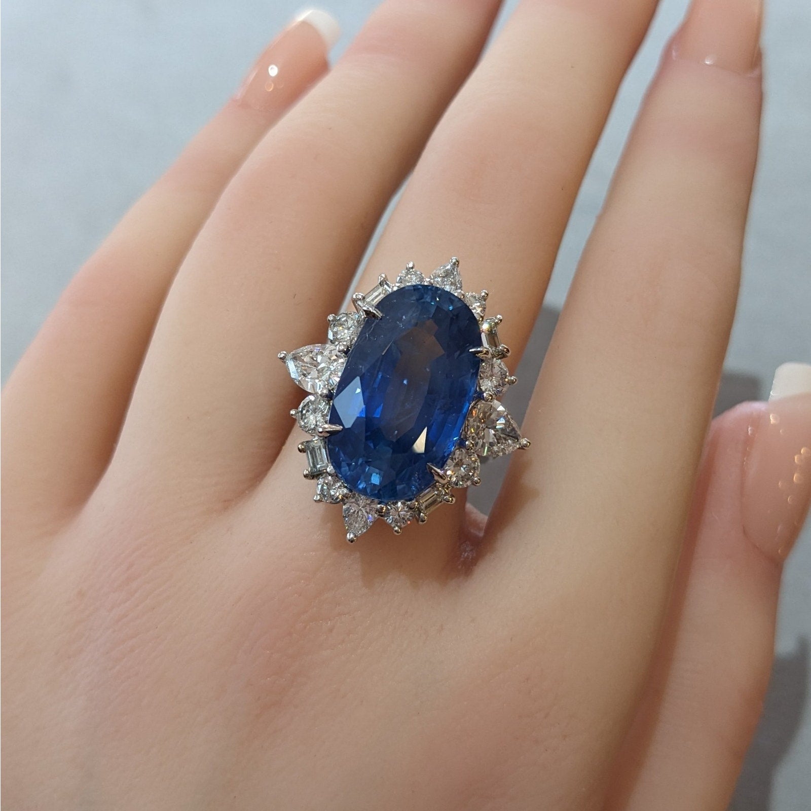 Certified Natural Oval Sapphire 19.17 ct and Diamond Ring in White Gold
