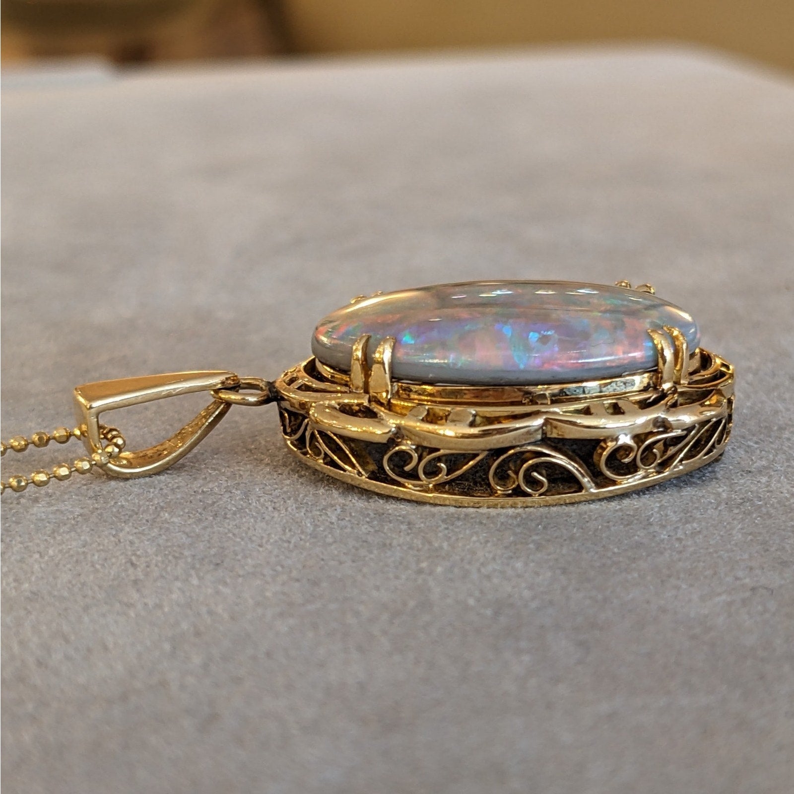 9.95 ct Natural Opal Pendant Necklace in 18k Yellow Gold
