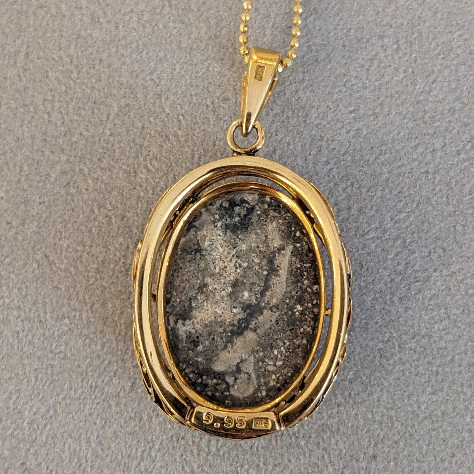 9.95 ct Natural Opal Pendant Necklace in 18k Yellow Gold