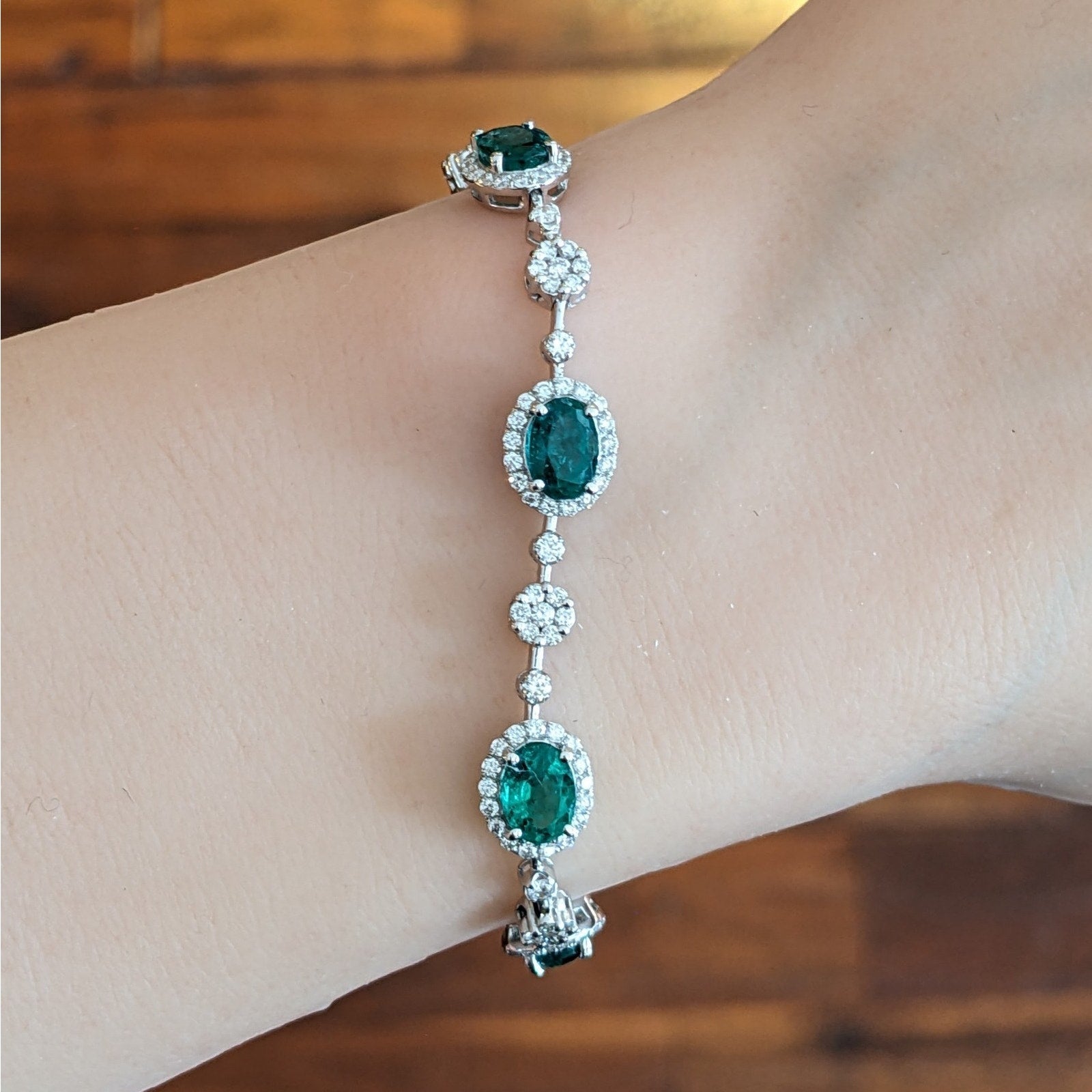Natural Emerald 5.39 ct and Diamond Link Bracelet in 18k White Gold