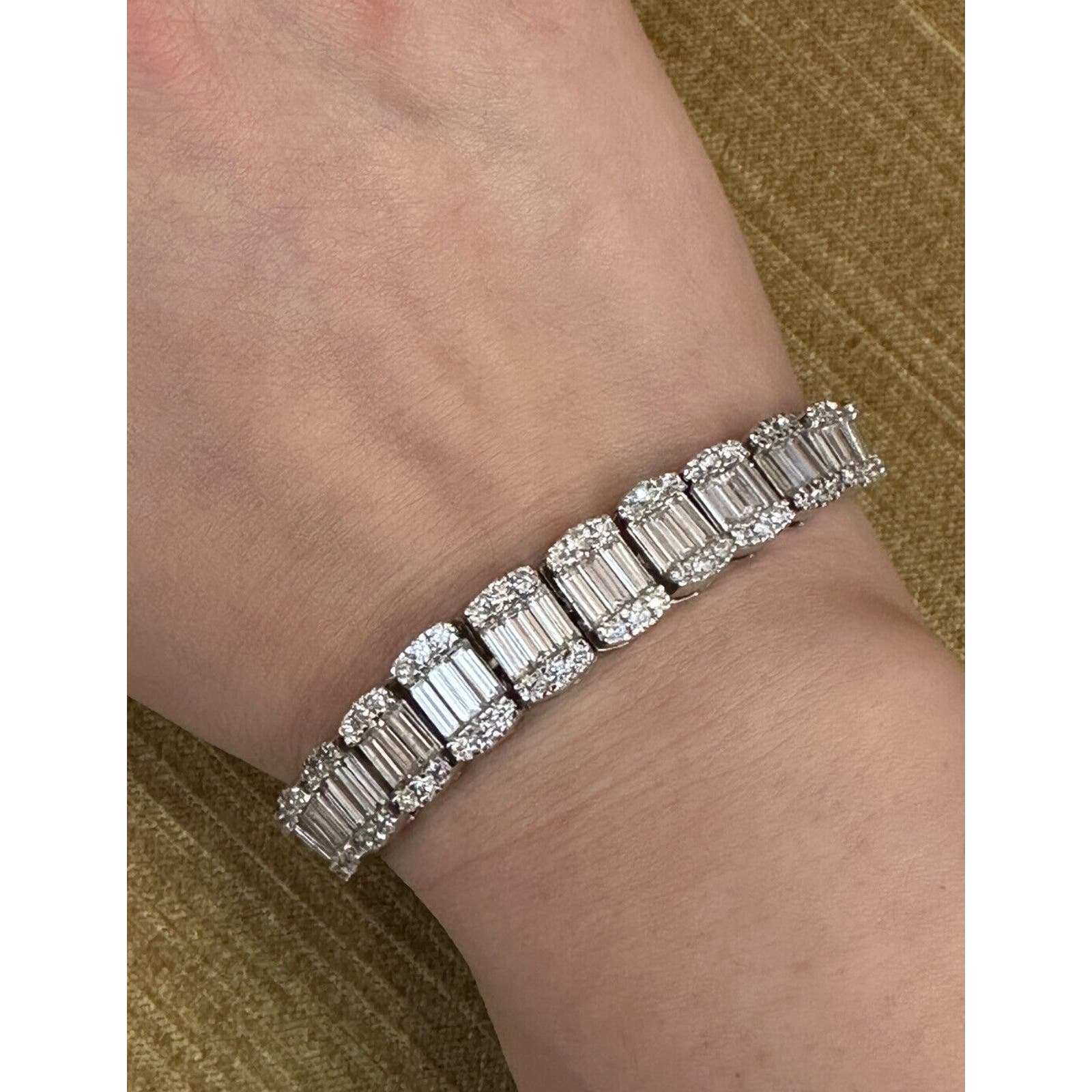 Graduated Illusion set Diamond Bracelet 15.10 cttw in 14k White Gold - CSSI