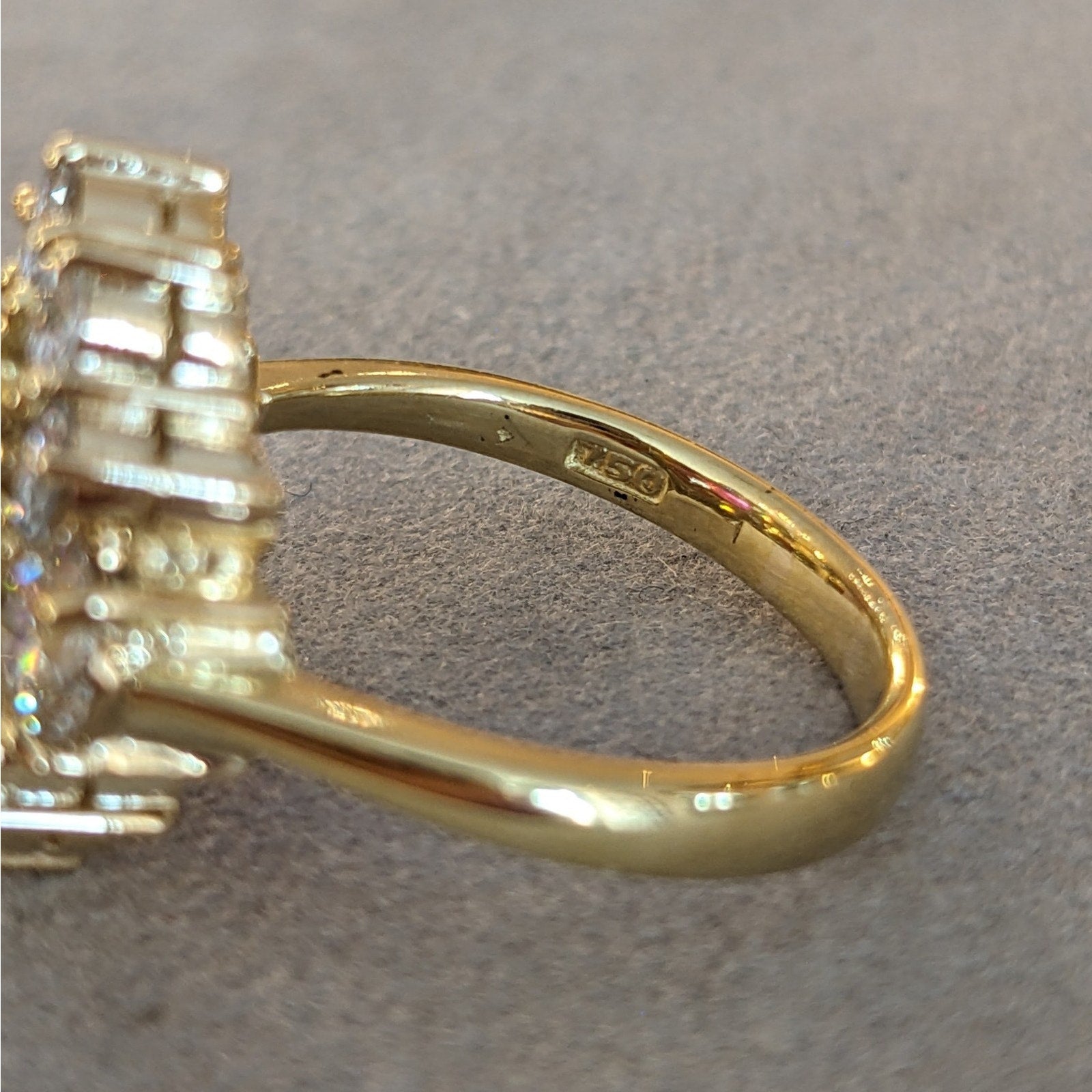 GIA No Heat Burma Ruby 3.00 ct in Diamond and 18k Yellow Gold Setting