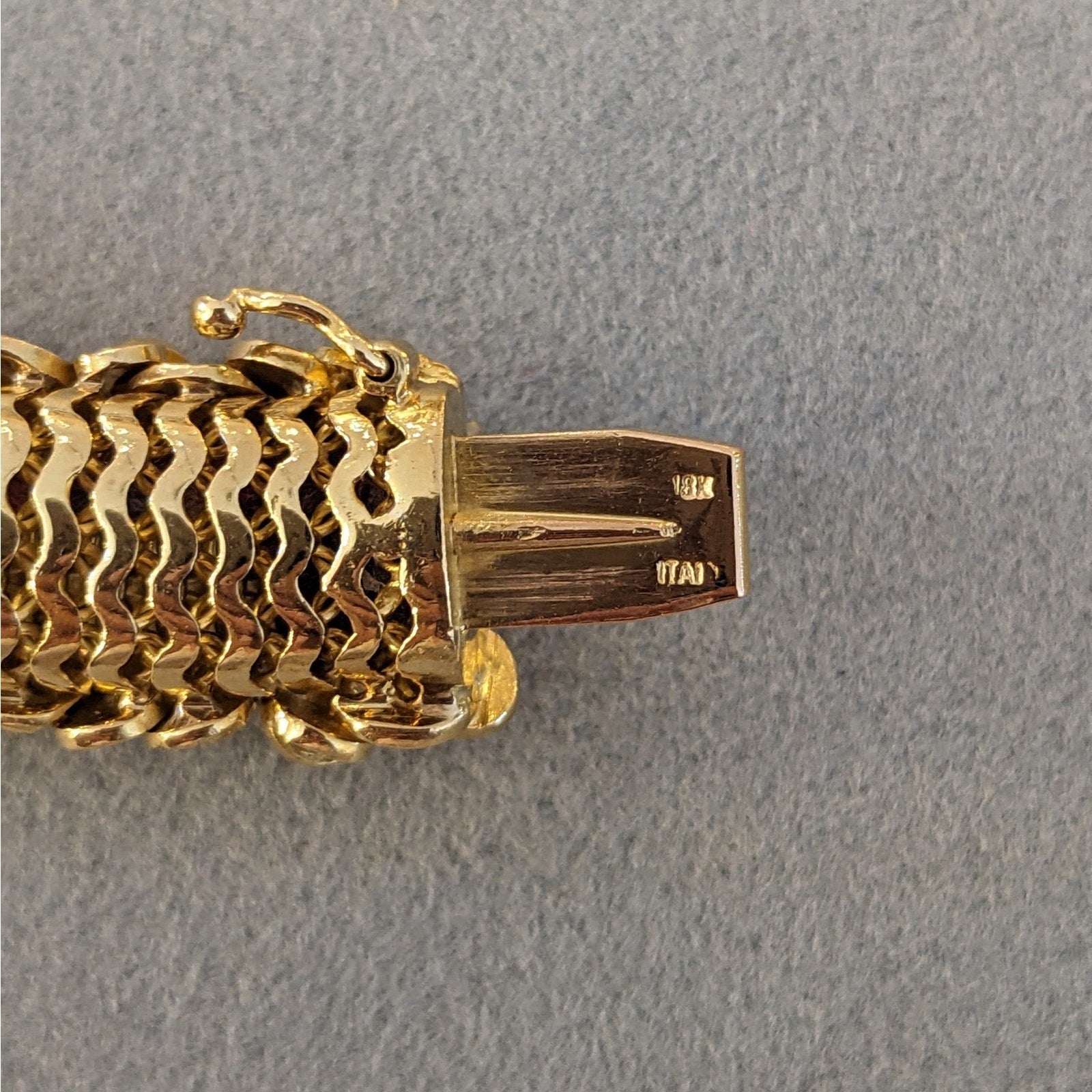 ITALY Gold Disc Cluster Diamond Bracelet in 18k Yellow Gold