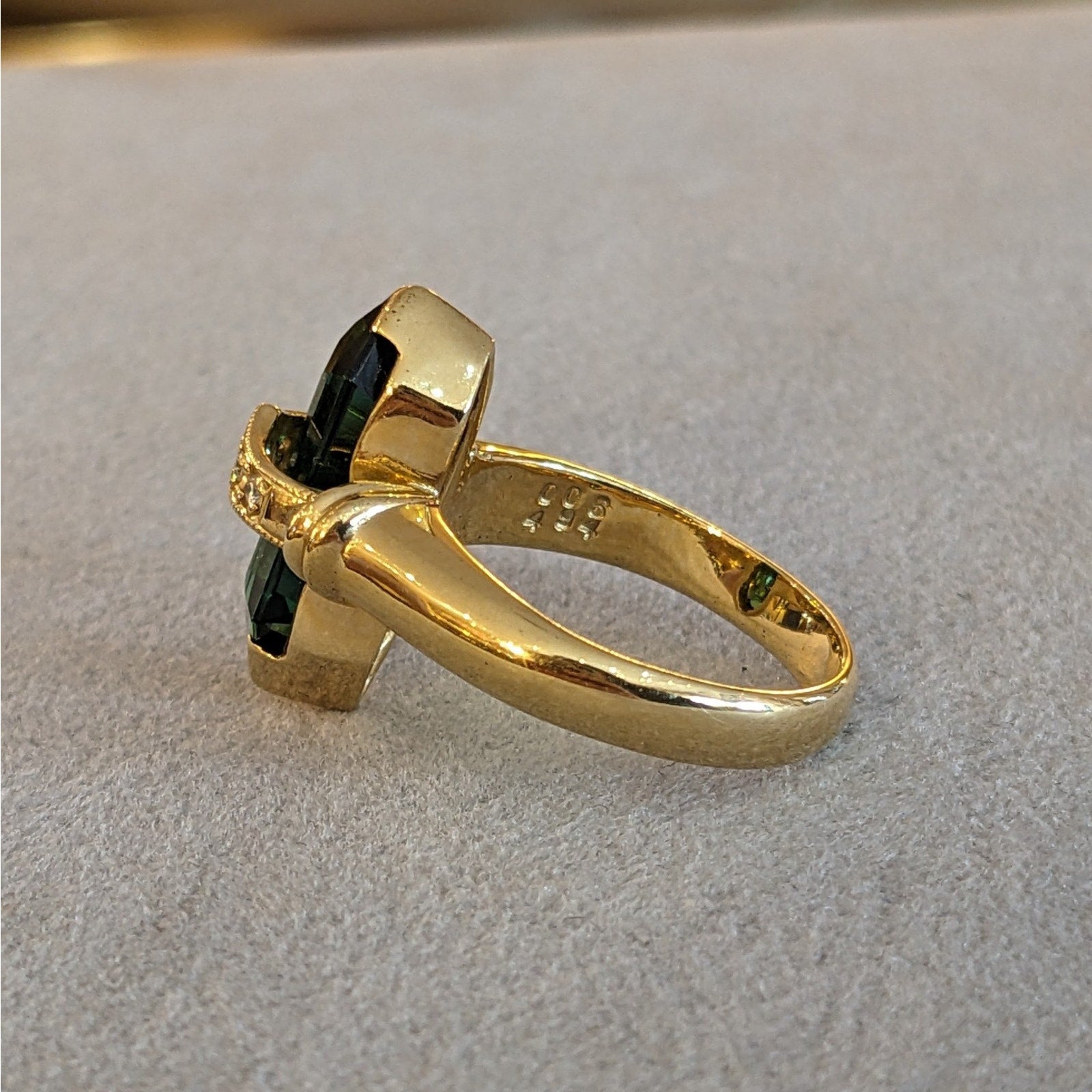 Green Tourmaline and Diamond Ring in 18k Yellow Gold