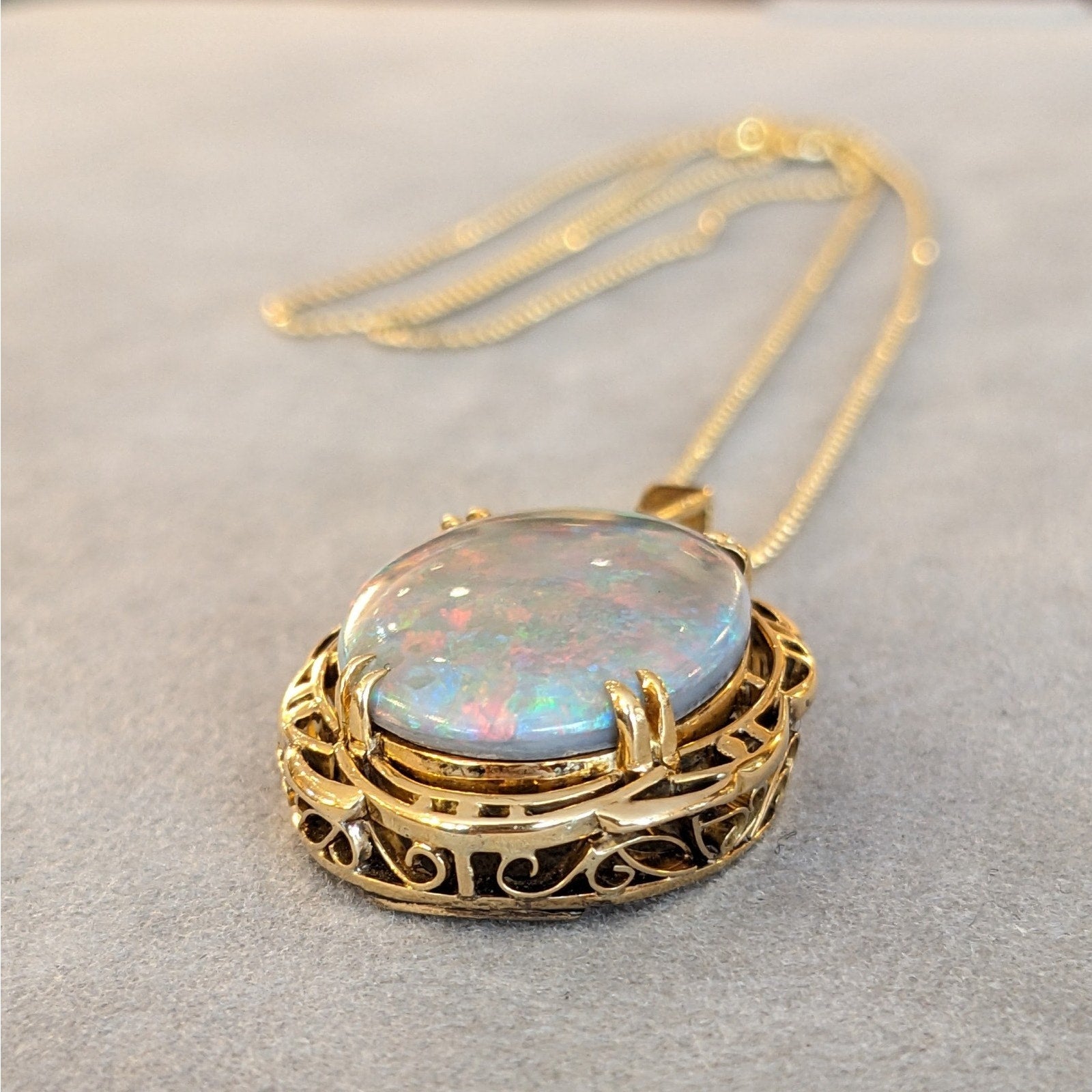 9.95 ct Natural Opal Pendant Necklace in 18k Yellow Gold