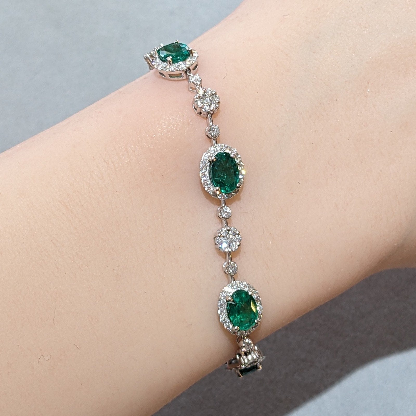 Natural Emerald 5.39 ct and Diamond Link Bracelet in 18k White Gold