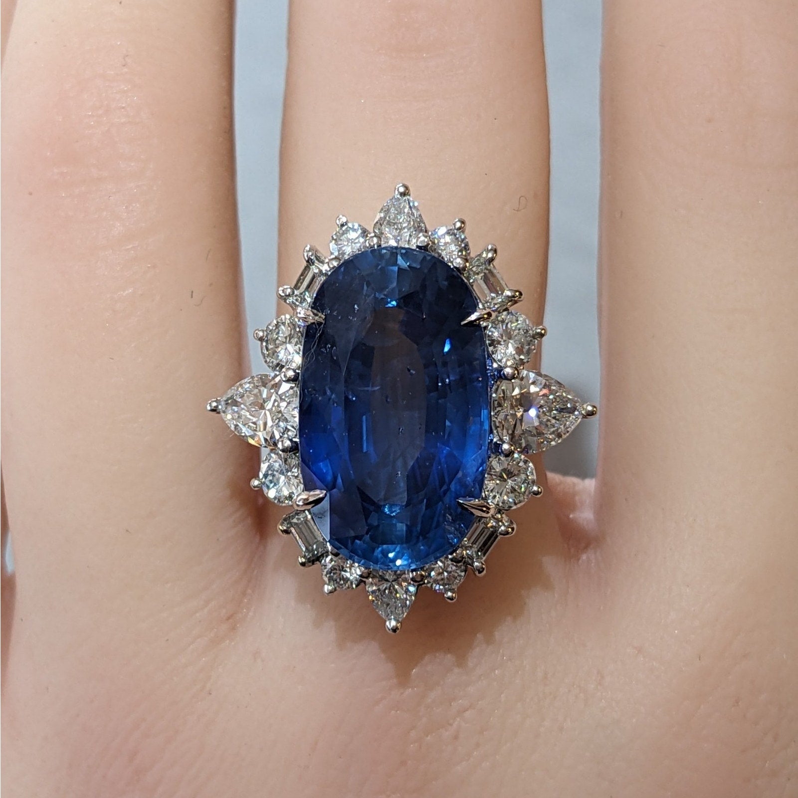 Certified Natural Oval Sapphire 19.17 ct and Diamond Ring in White Gold