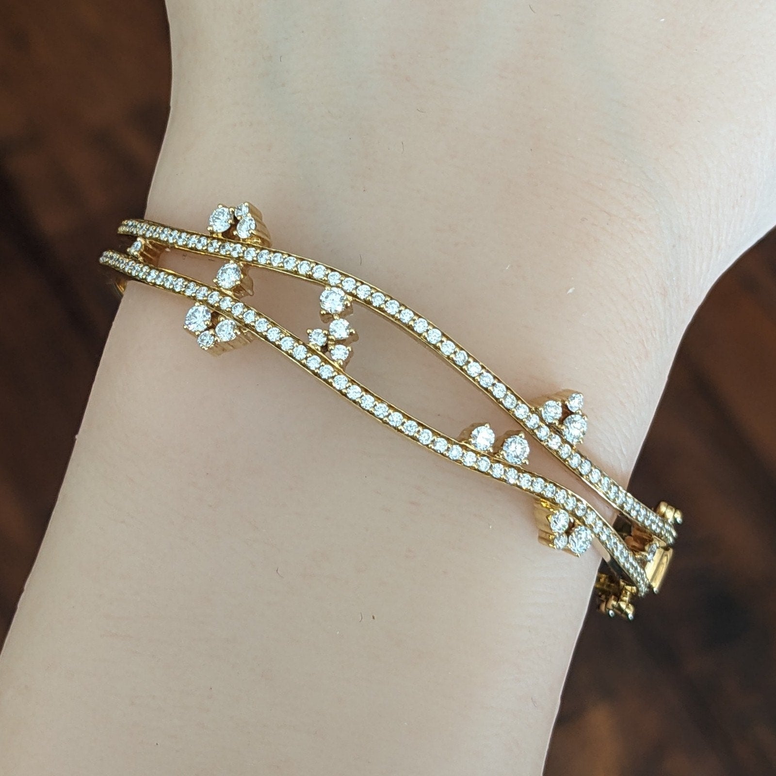 Hueb Natural Pave Diamond Bangle Bracelet in 18k Yellow Gold