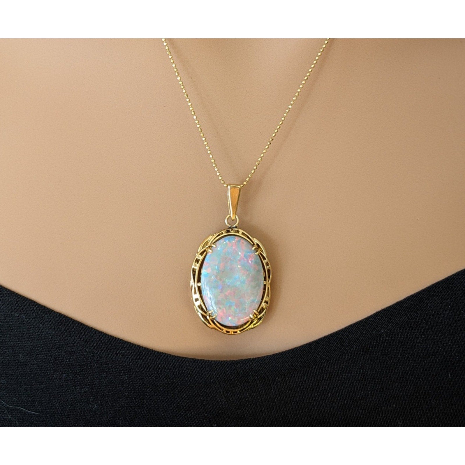 9.95 ct Natural Opal Pendant Necklace in 18k Yellow Gold
