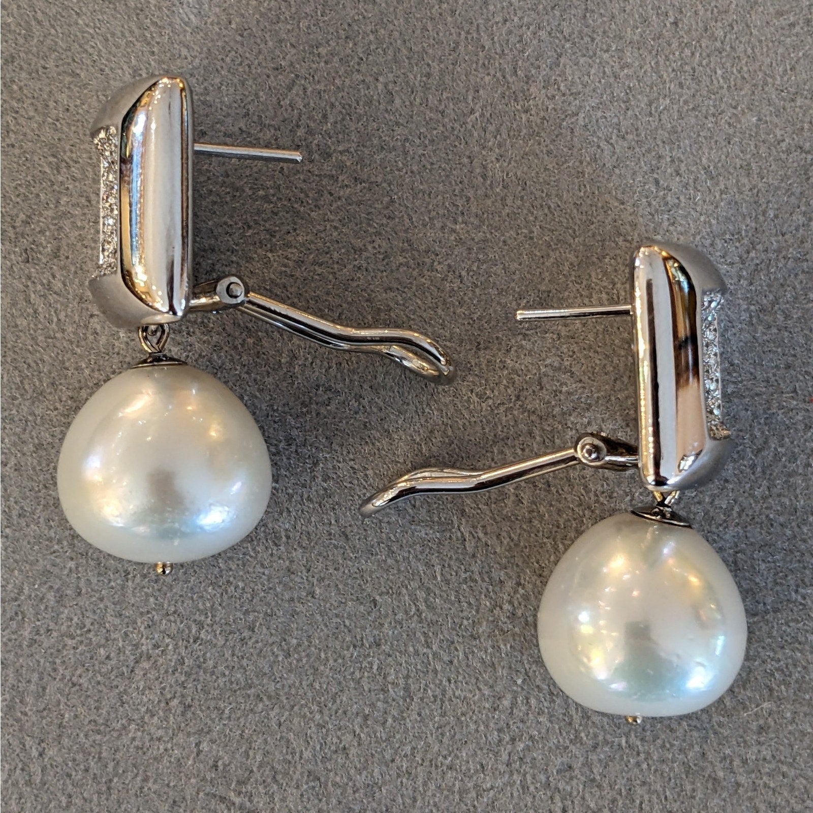 Square-shaped Diamond Earrings with Pearl Drops in 18k White Gold