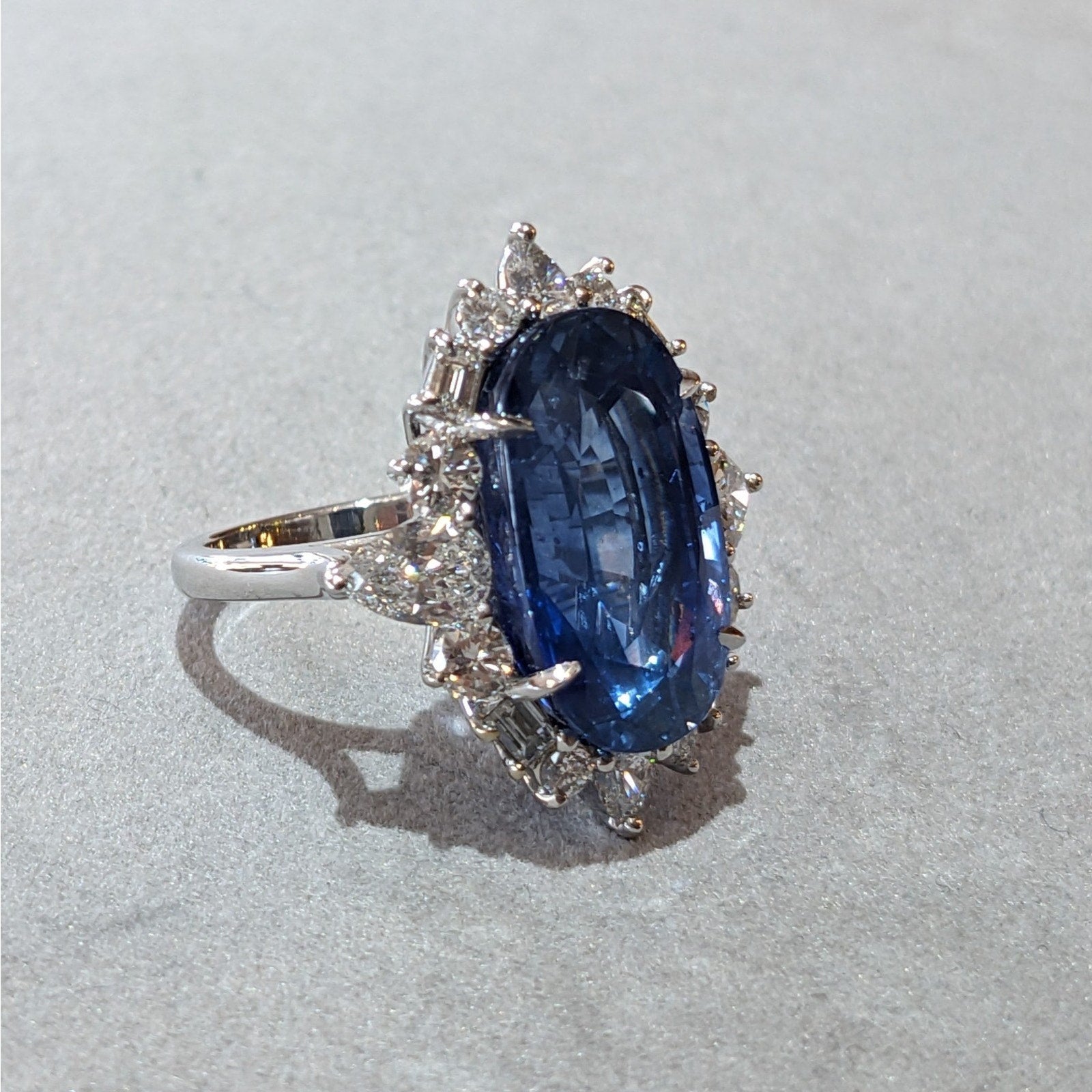 Certified Natural Oval Sapphire 19.17 ct and Diamond Ring in White Gold