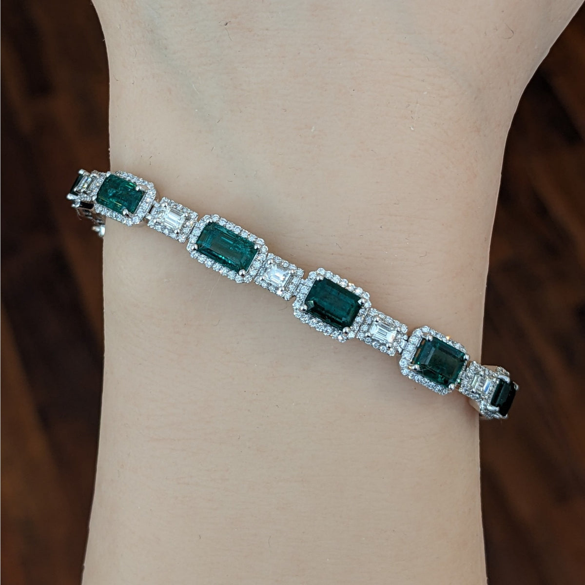 Natural Emerald and Diamond Link Bracelet in 18k White Gold