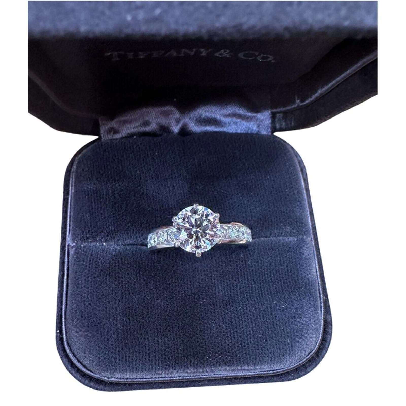 Tiffany &Co Ring Round 2.01 ct F color, VVS1 with Diamonds in Platinum-HM2502BE