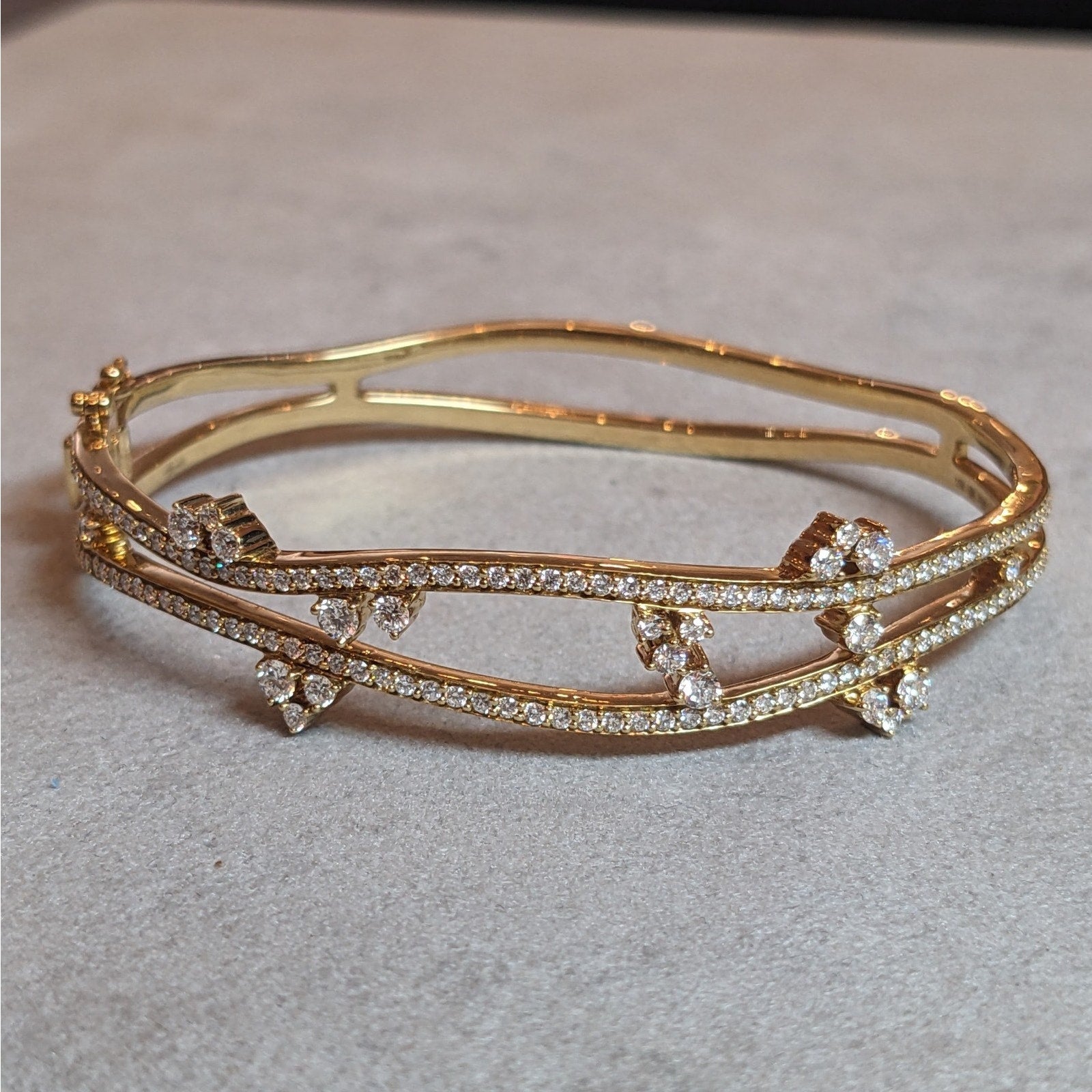 Hueb Natural Pave Diamond Bangle Bracelet in 18k Yellow Gold