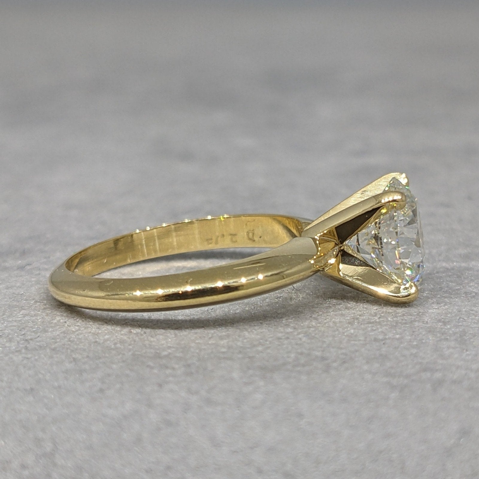 Natural Round Diamond Solitaire 2.12 ct GIA J-VS2 in 18k Yellow Gold
