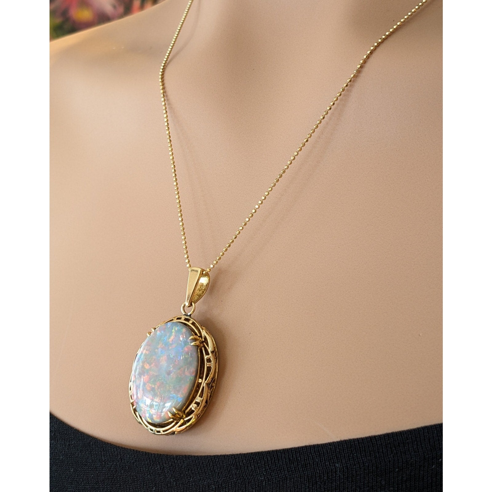 9.95 ct Natural Opal Pendant Necklace in 18k Yellow Gold