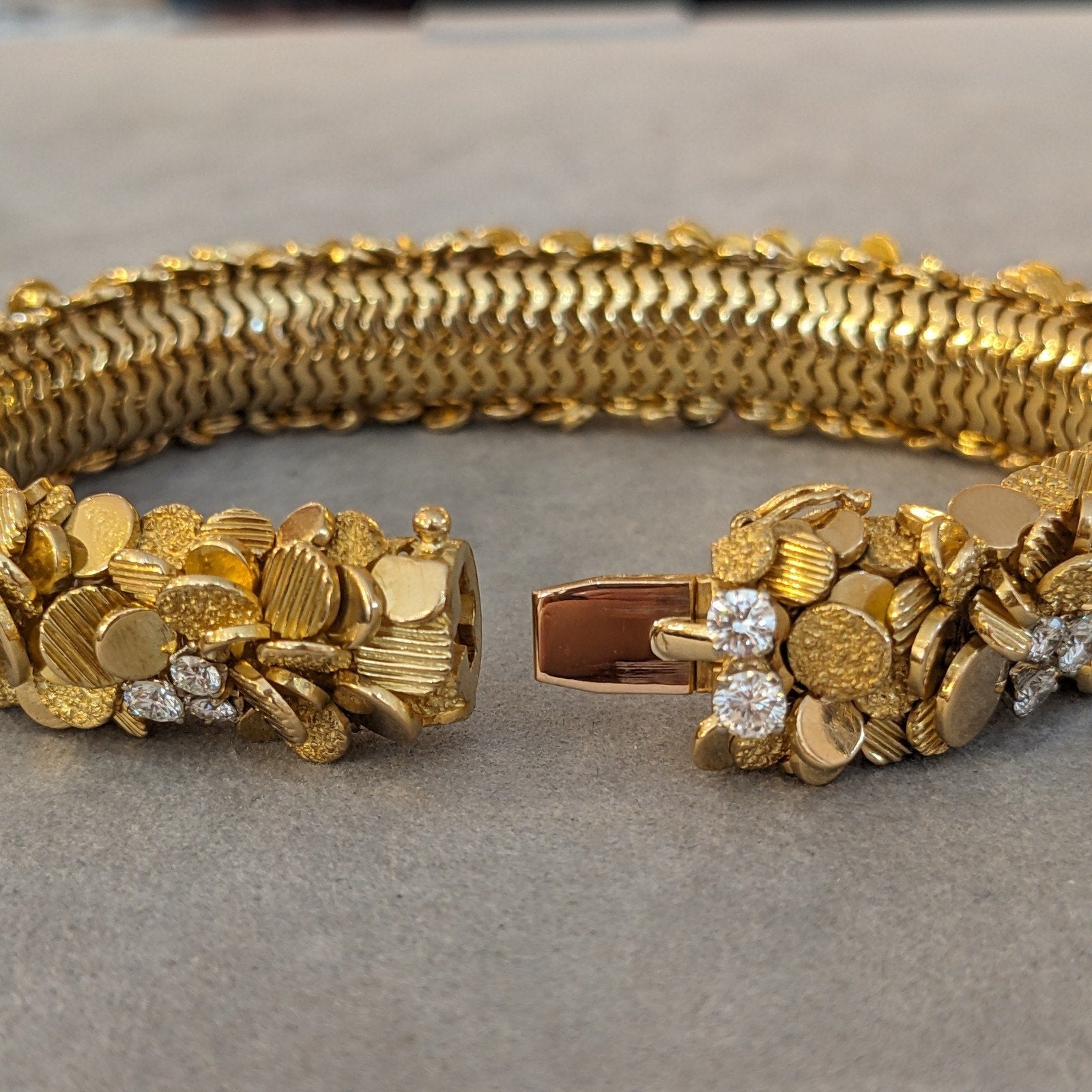 ITALY Gold Disc Cluster Diamond Bracelet in 18k Yellow Gold