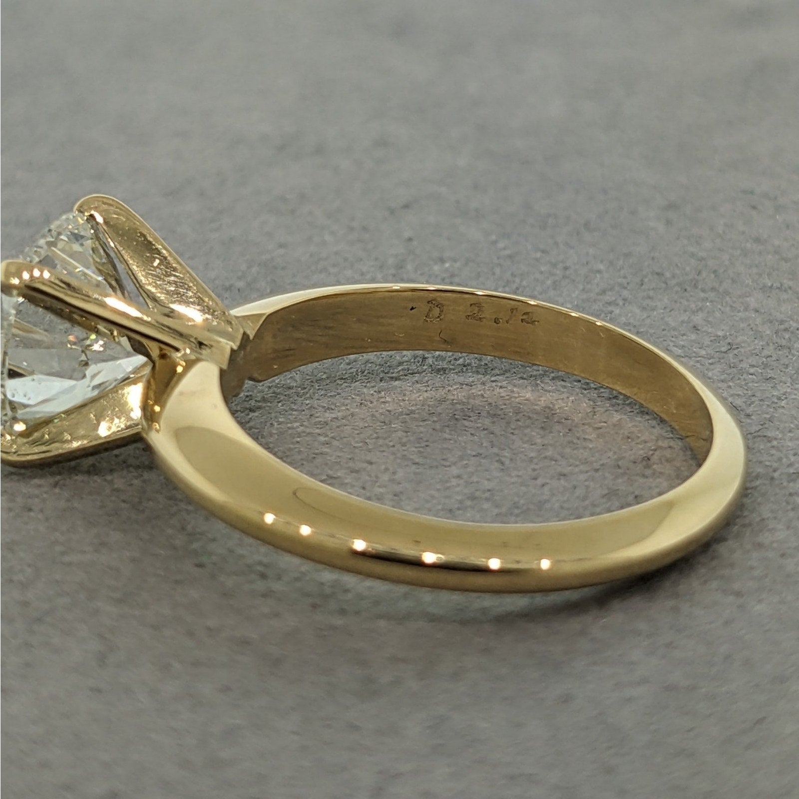 Natural Round Diamond Solitaire 2.12 ct GIA J-VS2 in 18k Yellow Gold