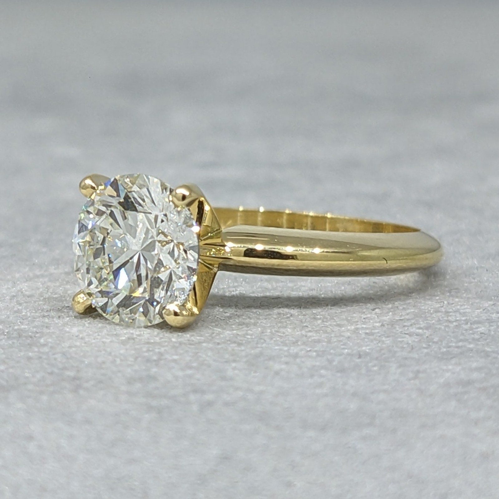 Natural Round Diamond Solitaire 2.12 ct GIA J-VS2 in 18k Yellow Gold