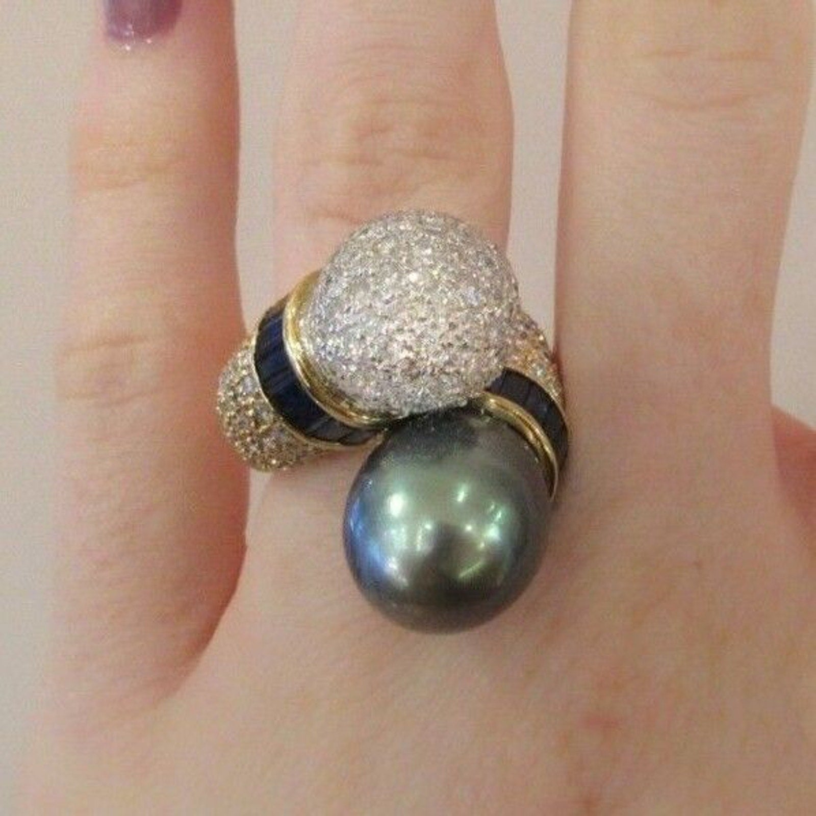 6.79 ct Black Pearl, Sapphire and Diamond Crossover Ring18k Yellow Gold